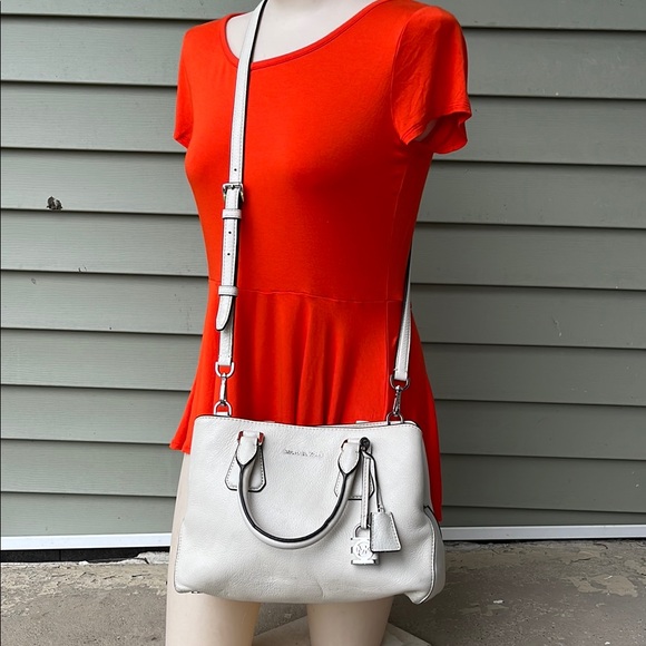 Michael Kors Handbags - EUC Michael Kors bone leather Crossbody Bag with Structured Design
